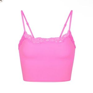 Skims Fits Everybody Lace Cropped Cami/Tank Top in color taffy and size small